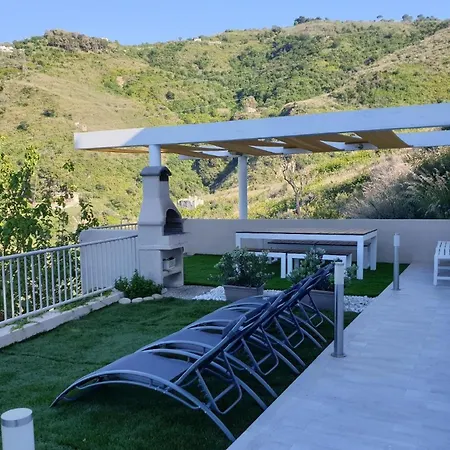 Mit Privatpool Fuer 10 Personen In Cefalu, Sizilien