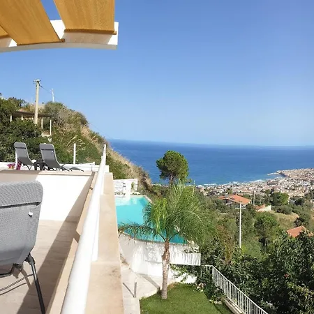 Mit Privatpool Fuer 10 Personen In Cefalu, Sizilien Cefalù